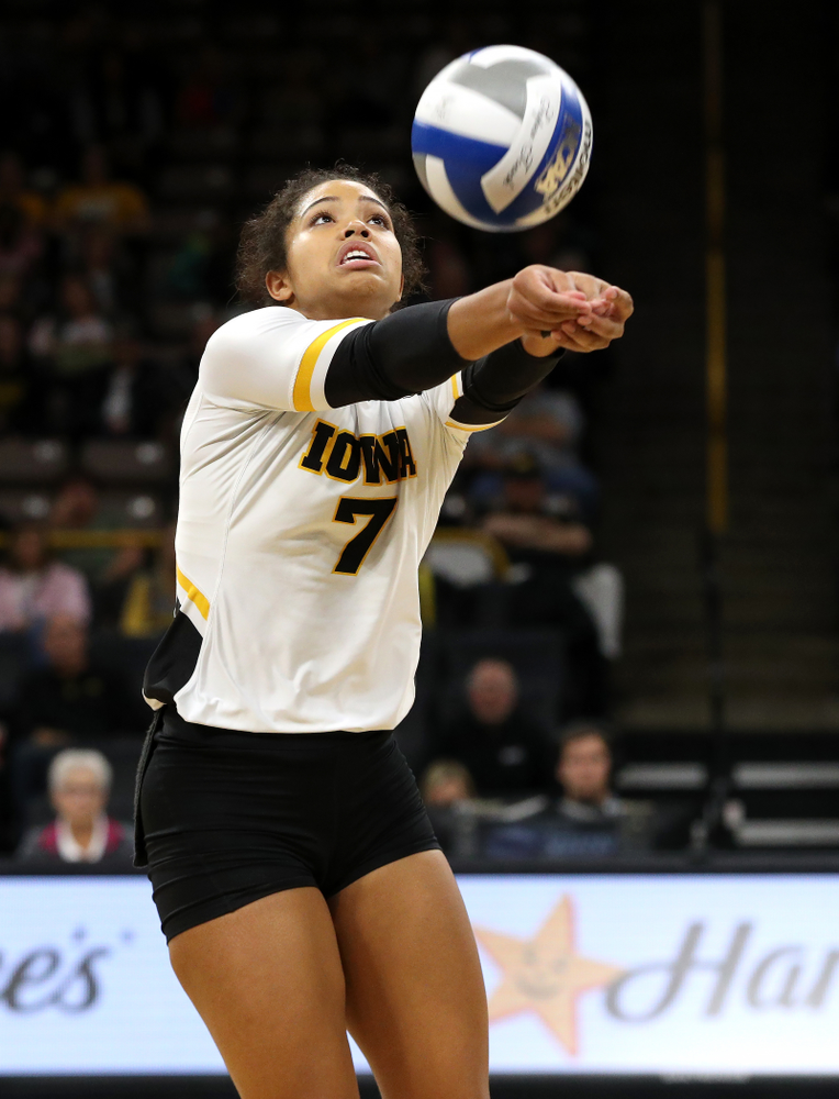 Iowa Hawkeyes setter Gabrielle Orr (7) against the Northwestern Wildcats Wednesday, October 24, 2018 at Carver-Hawkeye Arena. (Brian Ray/hawkeyesports.com)