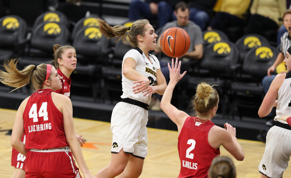 Iowa Hawkeyes guard Kathleen Doyle (22) throws a no look pass against the Wisconsin Badgers Monday, January 7, 2019 at Carver-Hawkeye Arena. (Brian Ray/hawkeyesports.com)