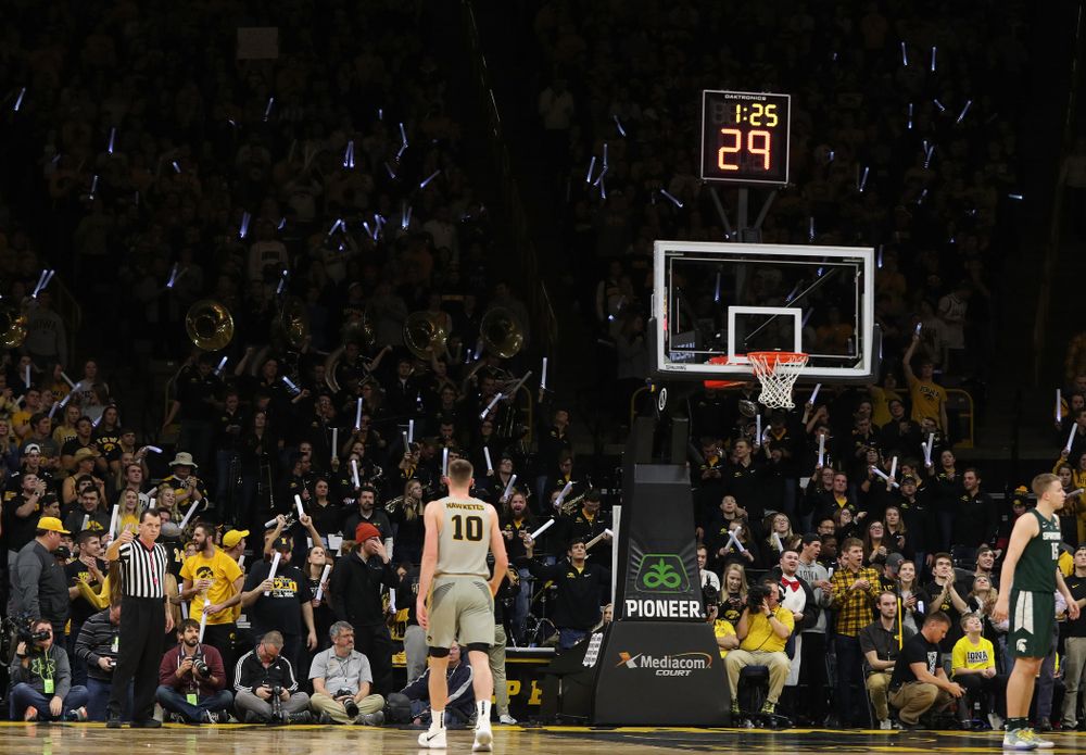 Fans cheer on the Iowa Hawkeyes against the Michigan State Spartans Thursday, January 24, 2019 at Carver-Hawkeye Arena. (Brian Ray/hawkeyesports.com)