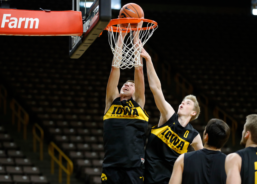 Iowa Hawkeyes guard Joe Wieskamp (10) goes to the hoop during the first practice of the season Monday, October 1, 2018 at Carver-Hawkeye Arena. (Brian Ray/hawkeyesports.com)