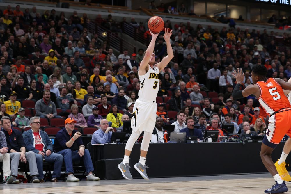 Iowa Hawkeyes guard Jordan Bohannon (3) against the Illinois Fighting Illini in the 2019 Big Ten Men's Basketball Tournament Thursday, March 14, 2019 at the United Center in Chicago. (Brian Ray/hawkeyesports.com)