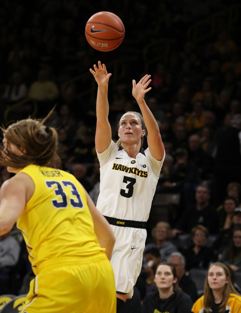 Iowa Hawkeyes guard Makenzie Meyer (3) against the Michigan Wolverines Thursday, January 17, 2019 at Carver-Hawkeye Arena. (Brian Ray/hawkeyesports.com)