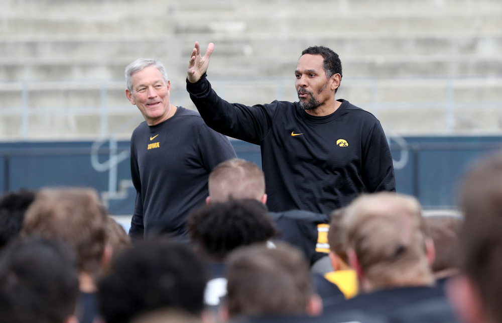 Former Hawkeye Football player Quinn Early speaks to the team during Holiday Bowl Practice No. 3 Tuesday, December 24, 2019 at San Diego Mesa College. (Brian Ray/hawkeyesports.com)