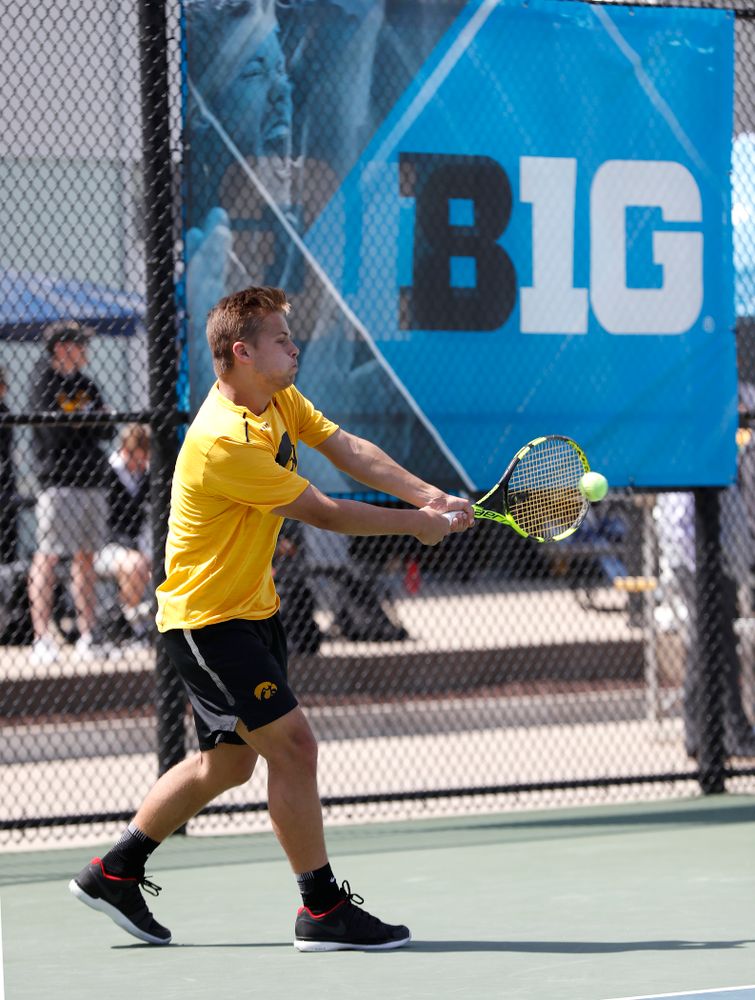 Will Davies against Northwestern in the first round of the 2018 Big Ten Men's Tennis Tournament Thursday, April 26, 2018 at the Hawkeye Tennis and Recreation Complex. (Brian Ray/hawkeyesports.com)