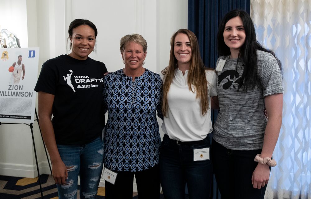 Iowa Hawkeyes forward Megan Gustafson (10), OregonÕs Sabrina Ionescu, WNBA Legend Ann Meyers Drysdale, and UCONNÕs Napheesa Collier during the Wooden Award DukeÕs Dinner Thursday, April 11, 2019 at the LA Athletic Club. (Brian Ray/hawkeyesports.com)