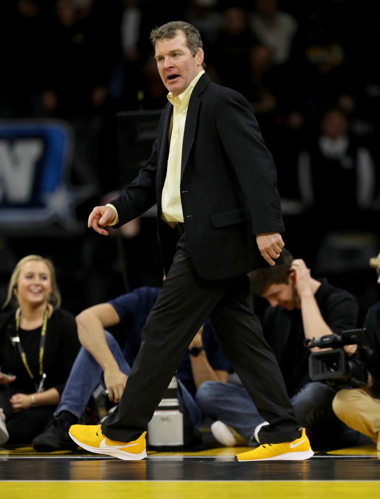 Head Coach Tom Brands works the edge of the mat as Iowa’s Austin DeSanto wrestles Ohio State’s Jordan Decatur at 133 pounds Friday, January 24, 2020 at Carver-Hawkeye Arena. DeSanto won the match with a 21-3 tech fall. (Brian Ray/hawkeyesports.com)