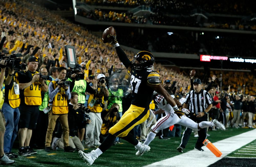 Iowa Hawkeyes tight end Noah Fant (87) scores against the Wisconsin Badgers Saturday, September 22, 2018 at Kinnick Stadium. (Brian Ray/hawkeyesports.com)