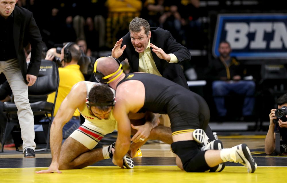 Iowa head coach Tom Brands yells to Alex Marinelli as he wrestles Ohio State’s Ethan Smith at 165 pounds Friday, January 24, 2020 at Carver-Hawkeye Arena. Marinelli won the match 14-10. (Brian Ray/hawkeyesports.com)