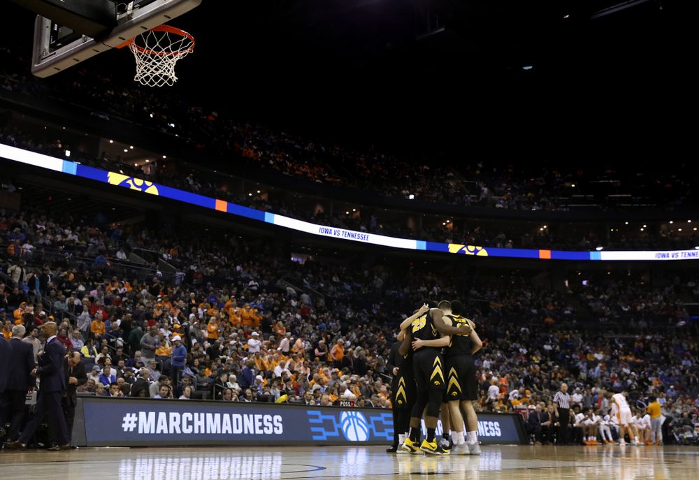 The Iowa Hawkeyes against the Tennessee Volunteers in the second round of the 2019 NCAA Men's Basketball Tournament Sunday, March 24, 2019 at Nationwide Arena in Columbus, Ohio. (Brian Ray/hawkeyesports.com)