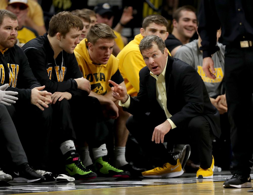 Head Coach Tom Brands talks with Jacob Warner and Max Murin as Iowa’s Carter Happel wrestles Ohio State’s Luke Pletcher at 141 pounds Friday, January 24, 2020 at Carver-Hawkeye Arena. Pletcher won the match with a 14-5. (Brian Ray/hawkeyesports.com)