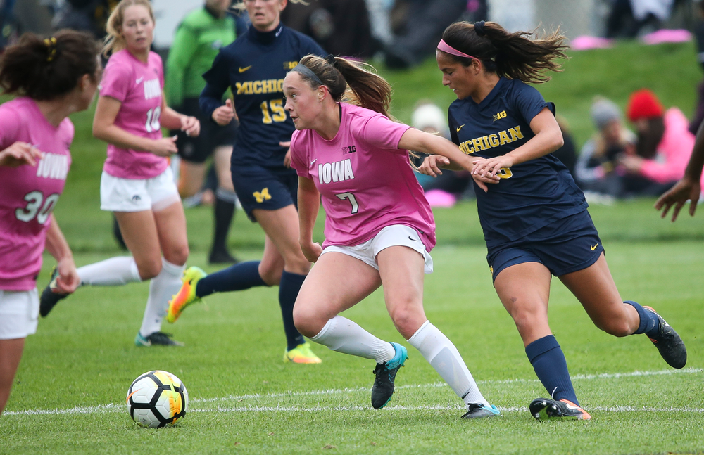 Iowa Hawkeyes forward Skylar Alward (7) dribbles the ball during a game against Michigan at the Iowa Soccer Complex on October 14, 2018. (Tork Mason/hawkeyesports.com)