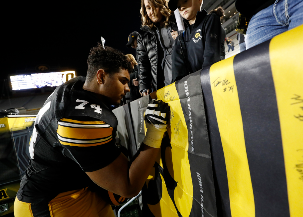 Iowa Hawkeyes offensive lineman Tristan Wirfs (74) during their final spring practice Friday, April 20, 2018 at Kinnick Stadium. (Brian Ray/hawkeyesports.com)