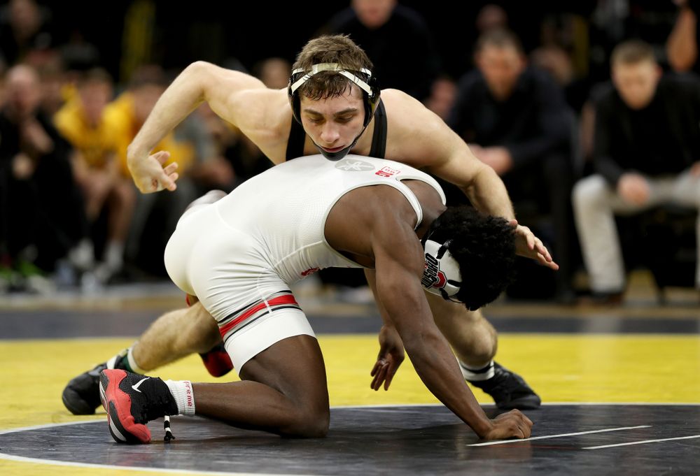 Iowa’s Austin DeSanto wrestles Ohio State’s Jordan Decatur at 133 pounds Friday, January 24, 2020 at Carver-Hawkeye Arena. DeSanto won the match with a 21-3 tech fall. (Brian Ray/hawkeyesports.com)