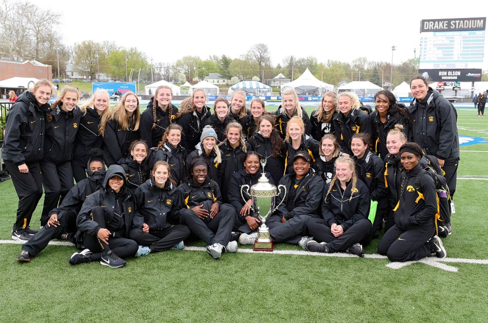 The Iowa Hawkeyes women's team after winning the Hy-Vee Cup on the third day of the Drake Relays at Drake Stadium in Des Moines on Saturday, Apr. 27, 2019. (Stephen Mally/hawkeyesports.com)