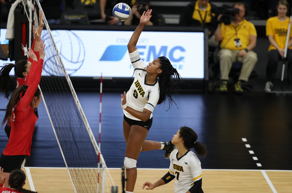 Iowa Hawkeyes middle blocker Amiya Jones (9) against the Ohio State Buckeyes Saturday, November 24, 2018 at Carver-Hawkeye Arena. (Brian Ray/hawkeyesports.com)