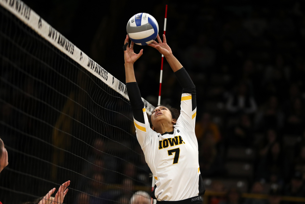 Iowa Hawkeyes setter Gabrielle Orr (7) against the Ohio State Buckeyes Saturday, November 24, 2018 at Carver-Hawkeye Arena. (Brian Ray/hawkeyesports.com)