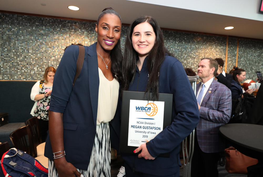Iowa Hawkeyes forward Megan Gustafson (10) poses for photos with Lisa Leslie after winning the WBCA Lisa Leslie Award Wednesday, April 4, 2018 at Amalie Arena in Tampa, FL. (Brian Ray/hawkeyesports.com)