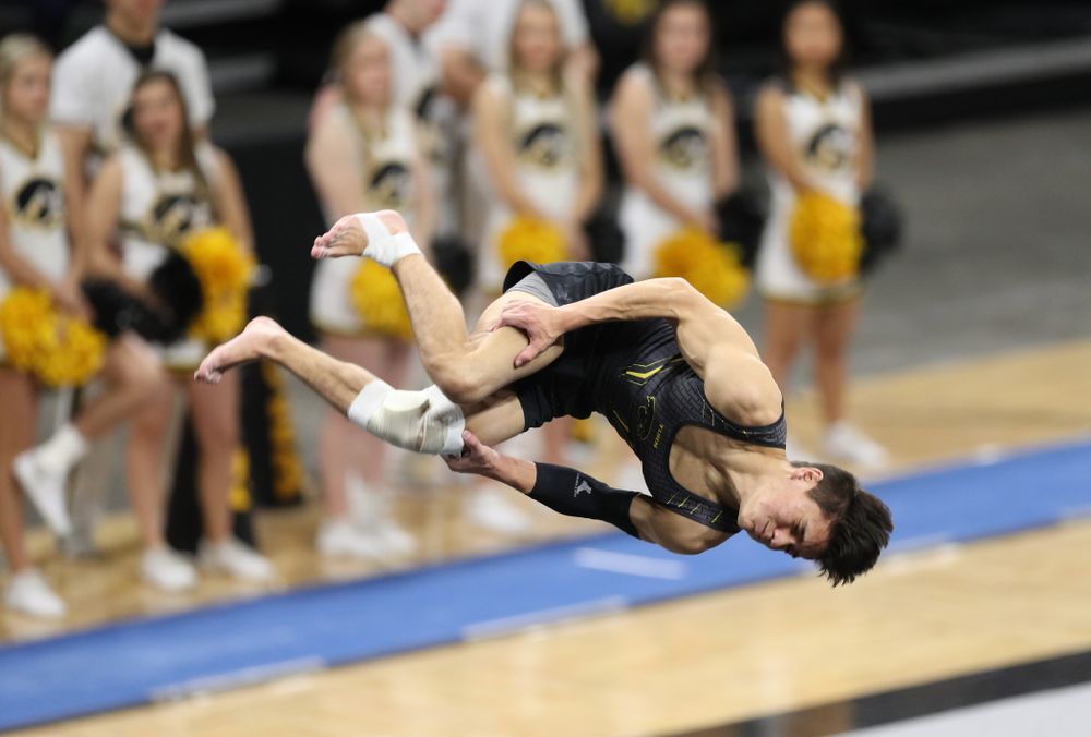 Iowa's Evan Davis competes on the floor against Oklahoma Saturday, February 9, 2019 at Carver-Hawkeye Arena. (Brian Ray/hawkeyesports.com)