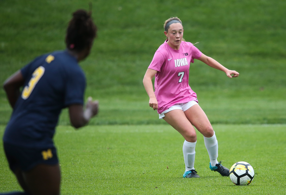 Iowa Hawkeyes forward Skylar Alward (7) dribbles the ball during a game against Michigan at the Iowa Soccer Complex on October 14, 2018. (Tork Mason/hawkeyesports.com)