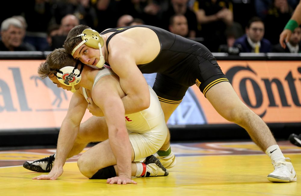 Iowa’s Abe Assad wrestles Ohio State’s Rockey Jordan at 184 pounds Friday, January 24, 2020 at Carver-Hawkeye Arena. Assad won the match 3-1. (Brian Ray/hawkeyesports.com)