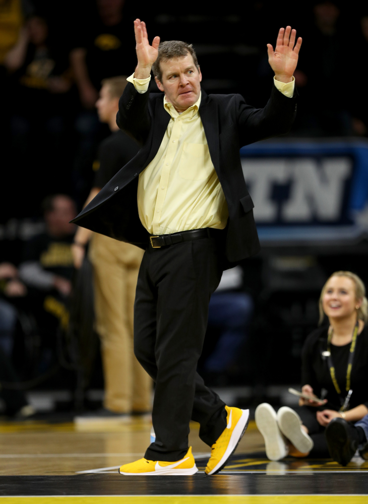 Head Coach Tom Brands works the edge of the mat as Iowa’s Austin DeSanto wrestles Ohio State’s Jordan Decatur at 133 pounds Friday, January 24, 2020 at Carver-Hawkeye Arena. DeSanto won the match with a 21-3 tech fall. (Brian Ray/hawkeyesports.com)