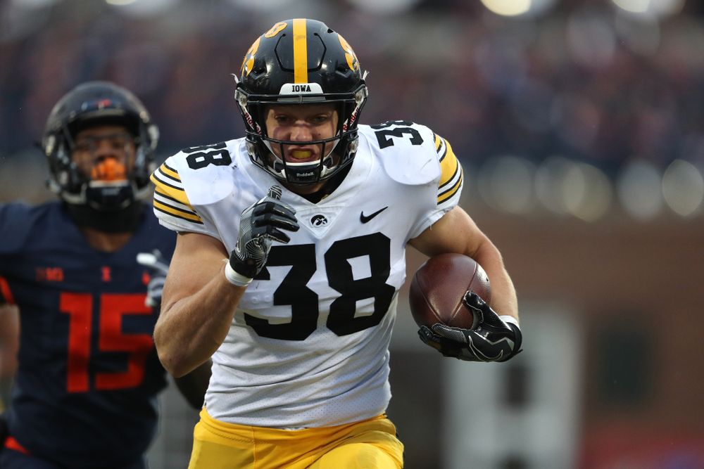 Iowa Hawkeyes tight end T.J. Hockenson (38) against the Illinois Fighting Illini Saturday, November 17, 2018 at Memorial Stadium in Champaign, Ill. (Brian Ray/hawkeyesports.com)