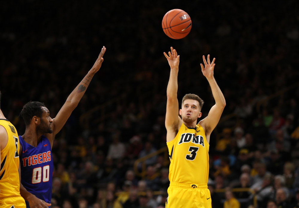 Iowa Hawkeyes guard Jordan Bohannon (3) against the Savannah State Tigers Saturday, December 22, 2018 at Carver-Hawkeye Arena. (Brian Ray/hawkeyesports.com)