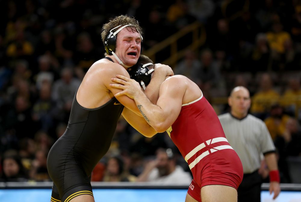 IowaÕs Jacob Warner wrestles WisconsinÕs Taylor Watkins at 197 pounds Sunday, December 1, 2019 at Carver-Hawkeye Arena. Warner won the match 5-2. (Brian Ray/hawkeyesports.com)