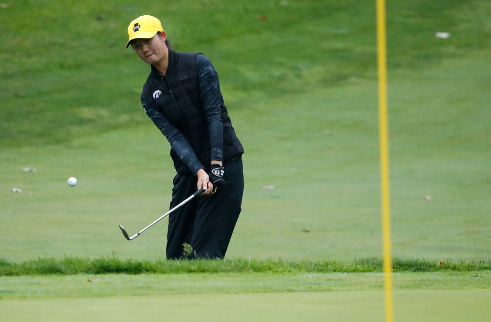 Iowa's Sophie Liu chips onto the green during the final round of the Diane Thomason Invitational at Finkbine Golf Course on September 30, 2018. (Tork Mason/hawkeyesports.com)