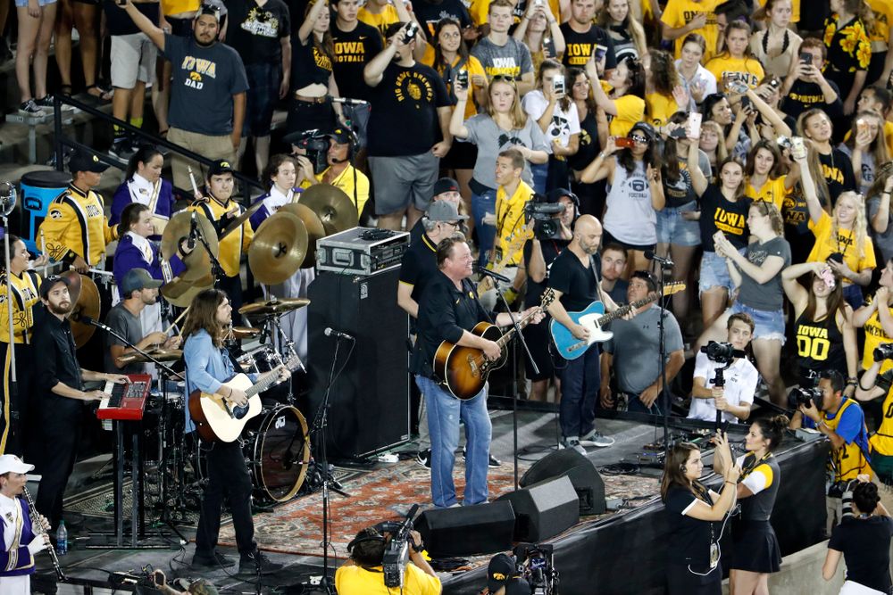 Country artist Pat Green performs "Wave on Wave" during halftime of the Iowa Hawkeyes game against the Northern Iowa Panthers Saturday, September 15, 2018 at Kinnick Stadium. (Brian Ray/hawkeyesports.com)