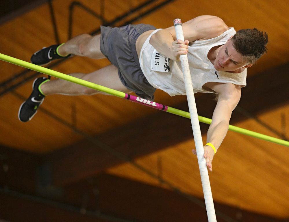 Iowa’s Daniel Gaynes competes in the men’s pole vault event at the Black and Gold Invite at the Recreation Building in Iowa City on Saturday, February 1, 2020. (Stephen Mally/hawkeyesports.com)