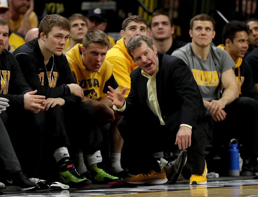 Head Coach Tom Brands talks with Jacob Warner and Max Murin as Iowa’s Carter Happel wrestles Ohio State’s Luke Pletcher at 141 pounds Friday, January 24, 2020 at Carver-Hawkeye Arena. Pletcher won the match with a 14-5. (Brian Ray/hawkeyesports.com)