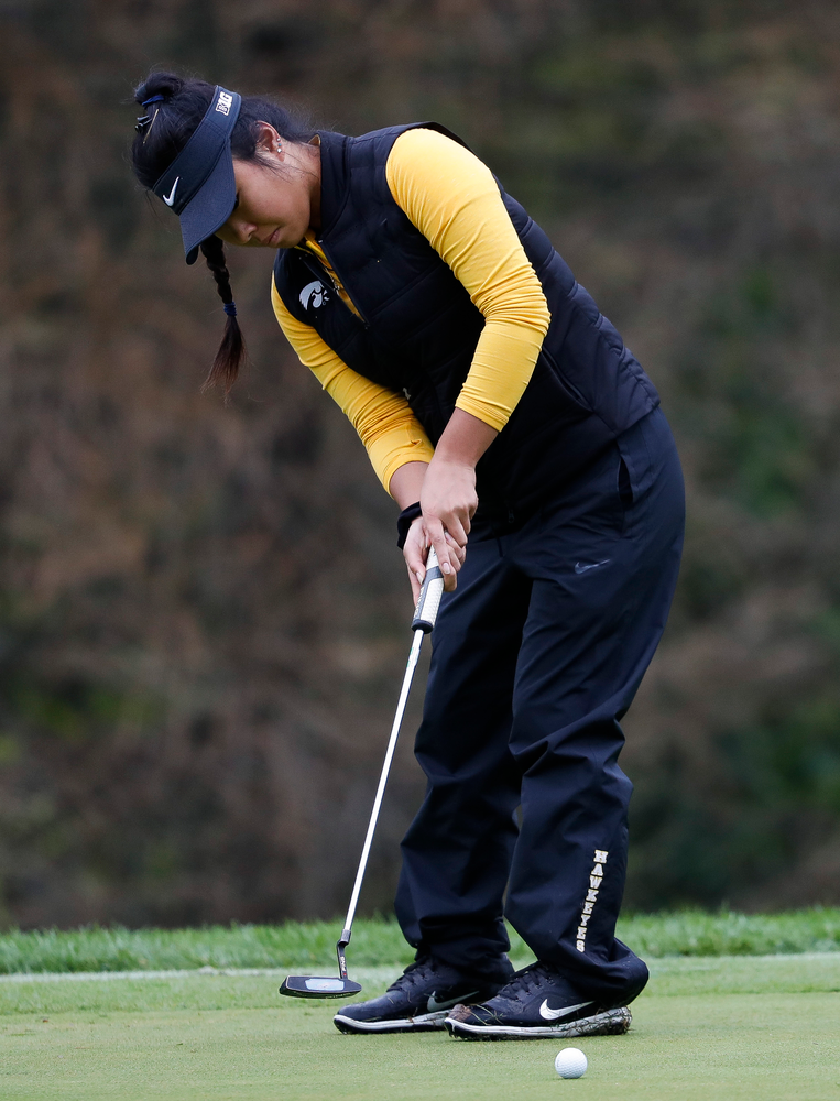 Iowa's Rachel Fujitani putts during the Diane Thomason Invitational at Finkbine Golf Course on September 29, 2018. (Tork Mason/hawkeyesports.com)