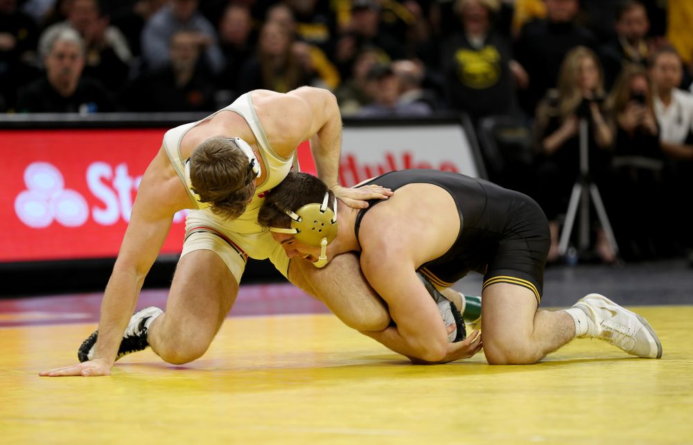 Iowa’s Abe Assad wrestles Ohio State’s Rockey Jordan at 184 pounds Friday, January 24, 2020 at Carver-Hawkeye Arena. Assad won the match 3-1. (Brian Ray/hawkeyesports.com)
