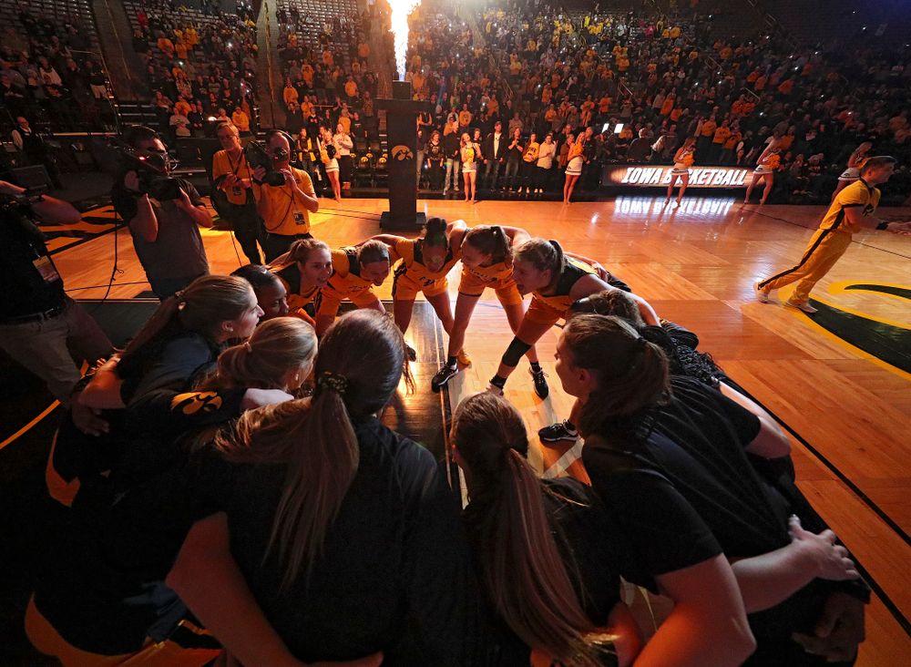 The Hawkeyes huddle before their game at Carver-Hawkeye Arena in Iowa City on Thursday, January 23, 2020. (Stephen Mally/hawkeyesports.com)