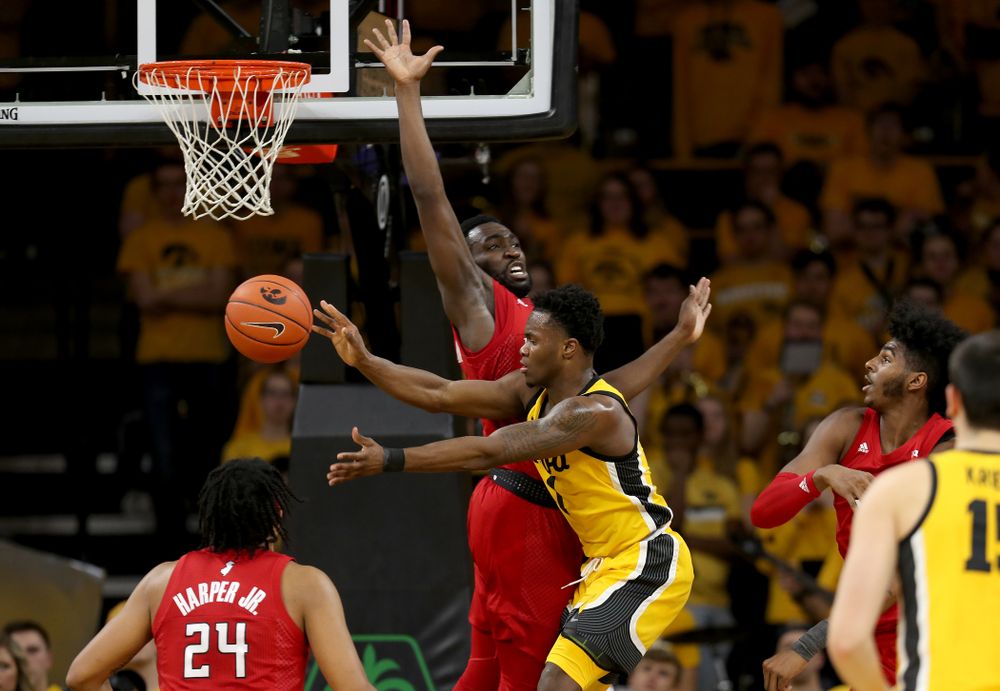 Iowa Hawkeyes guard Joe Toussaint (1) dishes off a pass against the Rutgers Scarlet Knights Wednesday, January 22, 2020 at Carver-Hawkeye Arena. (Brian Ray/hawkeyesports.com)