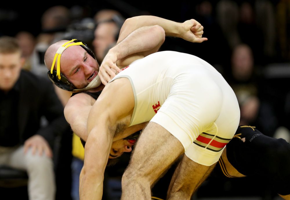 Iowa’s Alex Marinelli wrestles Ohio State’s Ethan Smith at 165 pounds Friday, January 24, 2020 at Carver-Hawkeye Arena. Marinelli won the match 14-10. (Brian Ray/hawkeyesports.com)