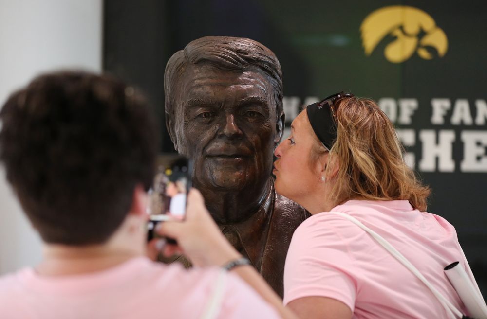 A women kisses the bust of Hayden Fry during the 2019 Iowa Ladies Football Academy Saturday, June 8, 2019 at the Hansen Football Performance Center. (Brian Ray/hawkeyesports.com)