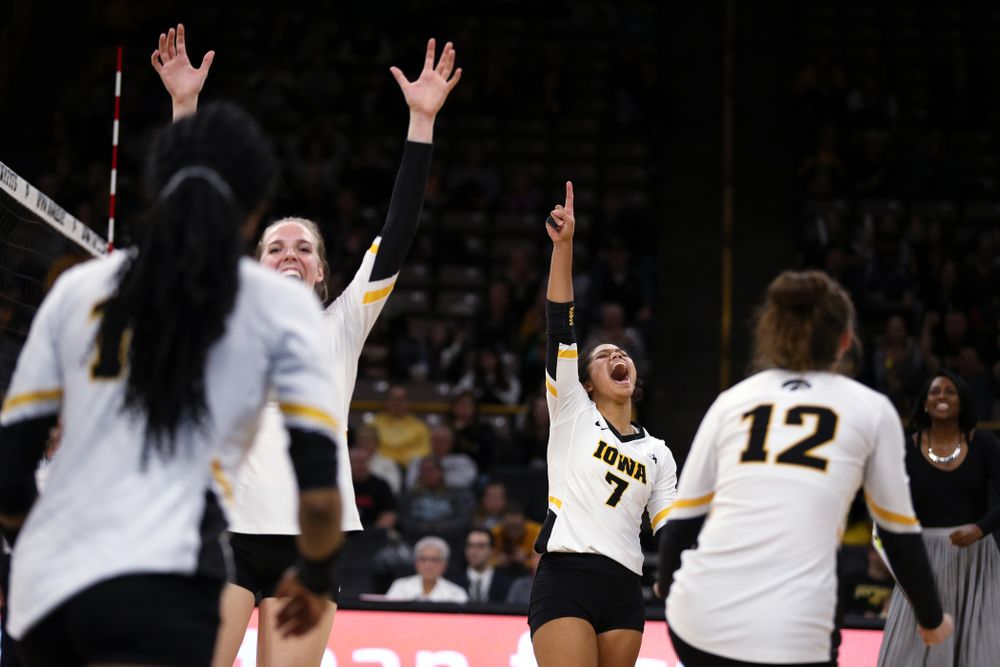 Iowa Hawkeyes setter Gabrielle Orr (7) against the Ohio State Buckeyes Saturday, November 24, 2018 at Carver-Hawkeye Arena. (Brian Ray/hawkeyesports.com)