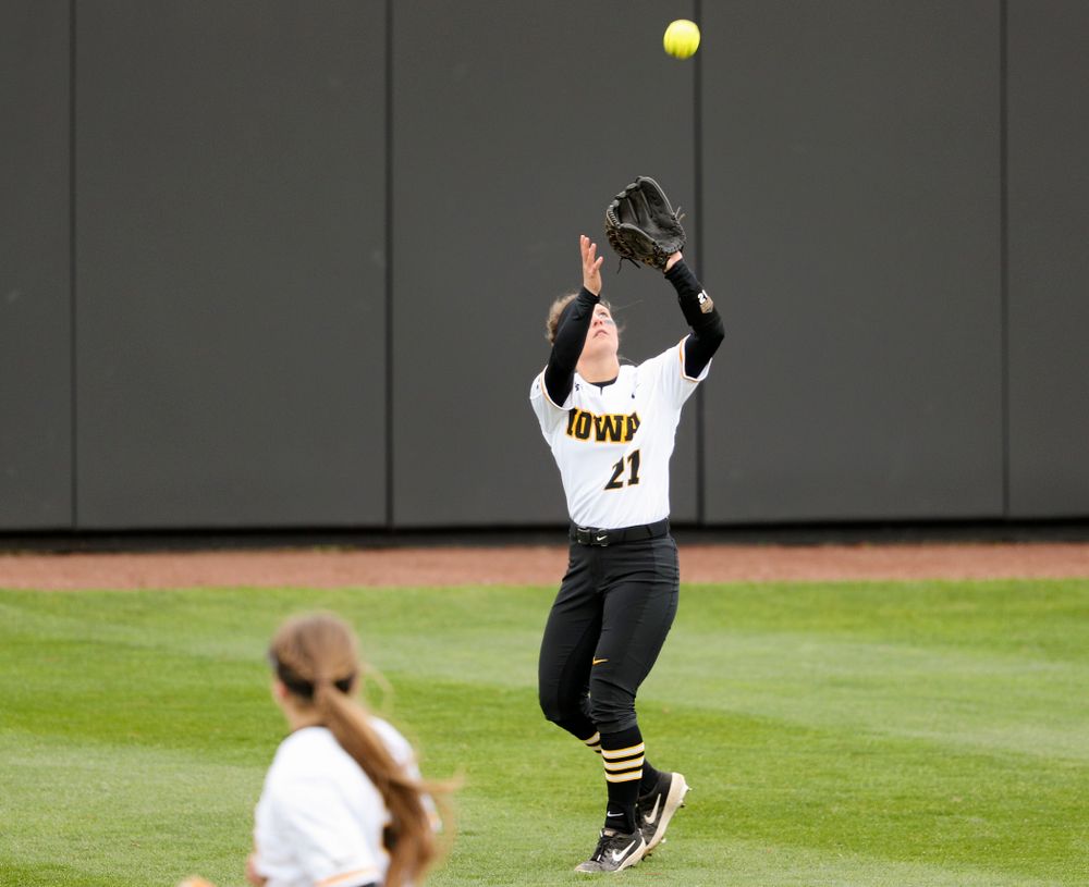 Iowa center fielder Havyn Monteer (21) pulls in a fly ball for an out during the fourth inning of their game against Illinois at Pearl Field in Iowa City on Friday, Apr. 12, 2019. (Stephen Mally/hawkeyesports.com)