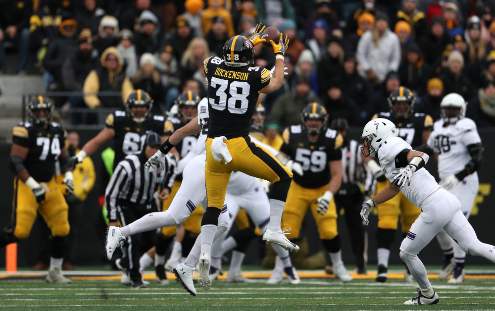Iowa Hawkeyes tight end T.J. Hockenson (38) against the Northwestern Wildcats Saturday, November 10, 2018 at Kinnick Stadium. (Brian Ray/hawkeyesports.com)