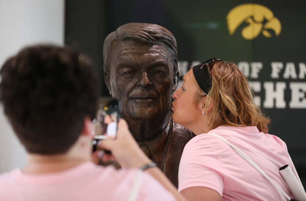 A women kisses the bust of Hayden Fry during the 2019 Iowa Ladies Football Academy Saturday, June 8, 2019 at the Hansen Football Performance Center. (Brian Ray/hawkeyesports.com)