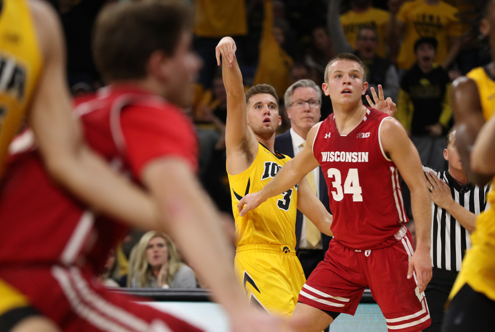 Iowa Hawkeyes guard Jordan Bohannon (3) against the Wisconsin Badgers Friday, November 30, 2018 at Carver-Hawkeye Arena. (Brian Ray/hawkeyesports.com)