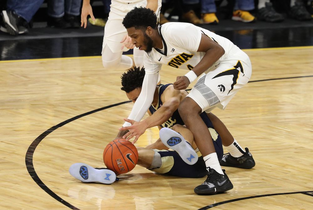 Iowa Hawkeyes guard Isaiah Moss (4) against the Pitt Panthers Tuesday, November 27, 2018 at Carver-Hawkeye Arena. (Brian Ray/hawkeyesports.com)