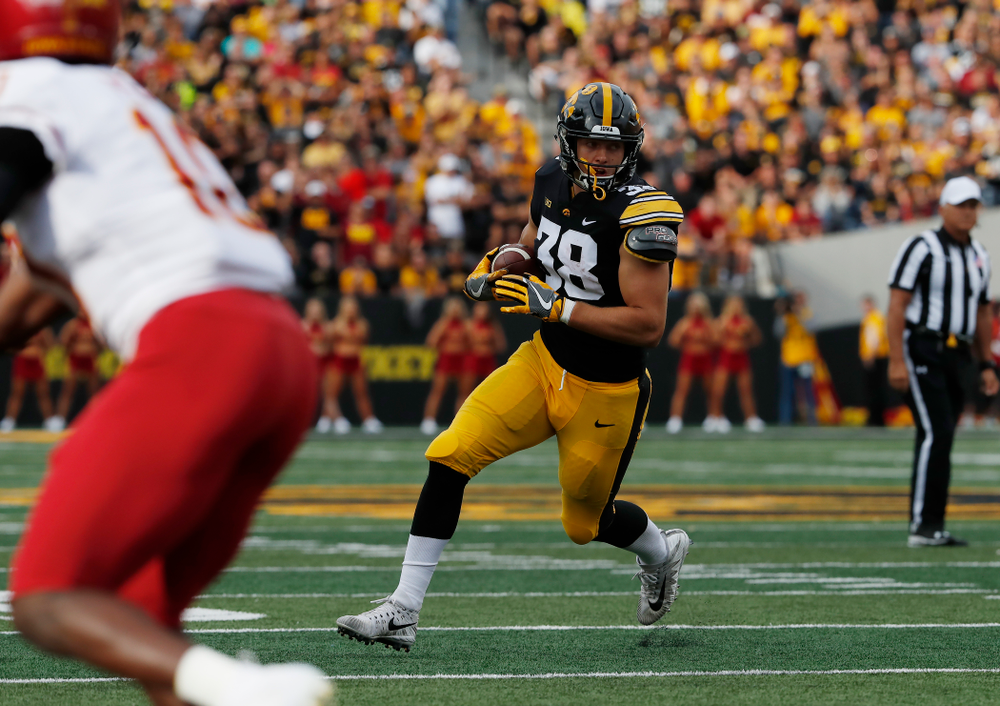 Iowa Hawkeyes tight end T.J. Hockenson (38) against the Iowa State Cyclones Saturday, September 8, 2018 at Kinnick Stadium. (Brian Ray/hawkeyesports.com)