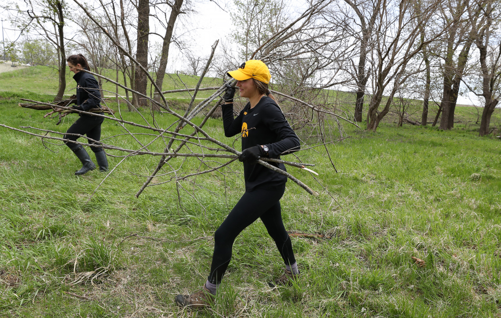 Members of the WomenÕs Soccer team volunteer with the Iowa City Public Works department along the Iowa River during the annual Iowa Athletics Day of Caring Sunday, April 28, 2019 in Iowa City. (Brian Ray/hawkeyesports.com)