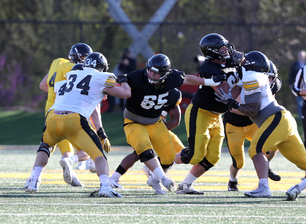 Iowa Hawkeyes offensive lineman Tyler Linderbaum (65)during the teamÕs final spring practice Friday, April 26, 2019 at the Kenyon Football Practice Facility. (Brian Ray/hawkeyesports.com)
