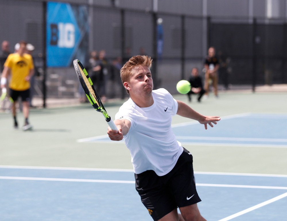 Will Davies against Northwestern in the first round of the 2018 Big Ten Men's Tennis Tournament Thursday, April 26, 2018 at the Hawkeye Tennis and Recreation Complex. (Brian Ray/hawkeyesports.com)