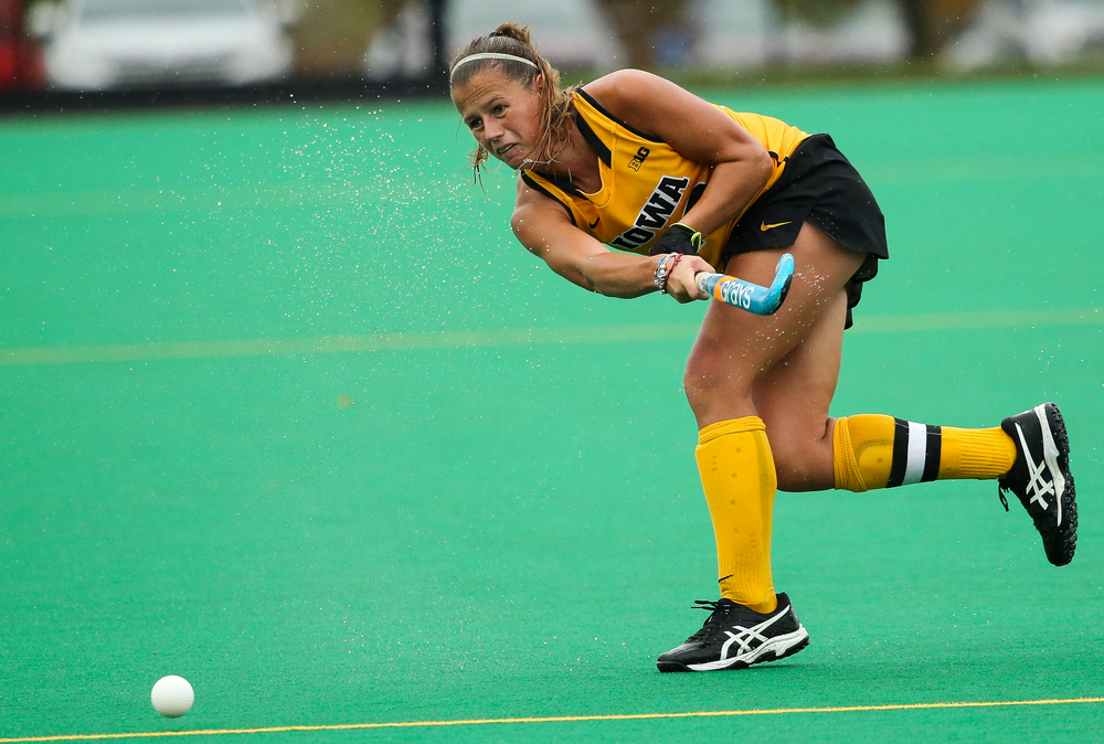 Iowa Hawkeyes midfielder Sophie Sunderland (20) passes the ball during a game against Stanford at Grant Field on October 7, 2018. (Tork Mason/hawkeyesports.com)