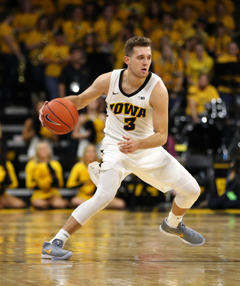 Iowa Hawkeyes guard Jordan Bohannon (3) against UW Green Bay Sunday, November 11, 2018 at Carver-Hawkeye Arena. (Brian Ray/hawkeyesports.com)